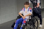 久保建英与邓弗里斯相撞后伤退，赛后被拍到坐轮椅离开